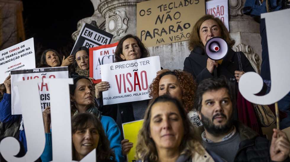 Concentração de trabalhadores da TiN -Trust in News, com o objetivo de conscencializar a sociedade para a situação difícil que os trabalhadores e os títulos atravessam, no Largo Camões, em Lisboa, 04 de dezembro de 2024. JOSÉ SENA GOULÃO/LUSA