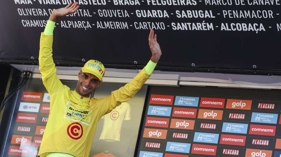 Portuguese rider Rafael Reis of Anicolor-Tien21 celebrates on the stage after winning the prologue of the 86th Volta a Portugal over 3.4 km between Maia and Maia, Portugal, 06 August 2025. TIAGO PETINGA/LUSA