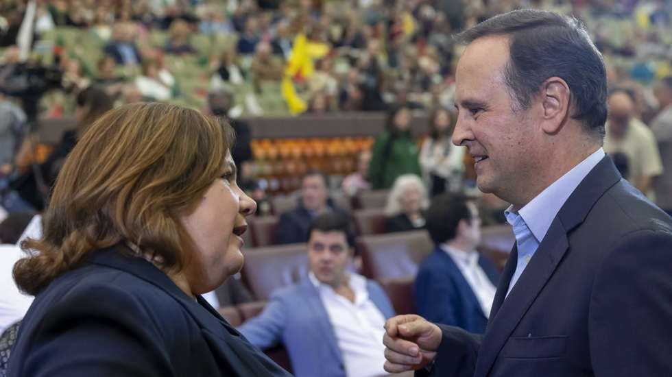 O ex presidente da Câmara de Lisboa, Fernando Medina, conversa com a candidata do Partido Socialista (PS) à Câmara de Lisboa, Alexandra Leitão, durante um um comício no âmbito da campanha eleitoral para as eleições legislativas, na Aula Magna, em Lisboa, 13 de maio de 2025. JOSÉ SENA GOULÃO/LUSA