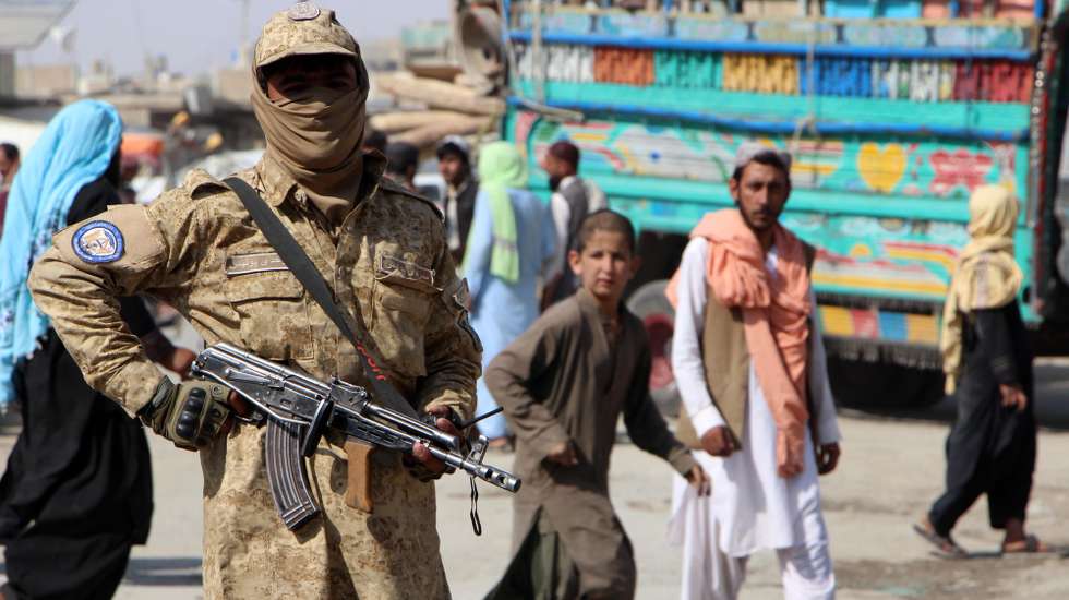 epa12486436 Taliban security officials stand guard at the Afghan-Pakistan border as Afghan refugees return home, in Spin Boldak, Kandahar, Afghanistan, 27 October 2025. The border remains open only for the repatriation of refugees following deadly clashes between Pakistani security forces and the Taliban. Pakistani and Afghan Taliban officials met in Istanbul, Turkey, for a third consecutive day of peace talks on 27 October.  EPA/QUDRATULLAH RAZWAN