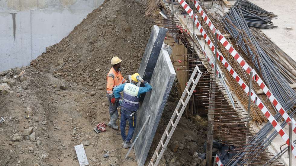 Trabalhadores da construção civil numa obra perto do Marquês de Pombal, em Lisboa, 12 de fevereiro de 2025. Habitação. Arquitetura. Construção Civil. Trabalho. Imigrantes. ANTÓNIO PEDRO SANTOS/LUSA