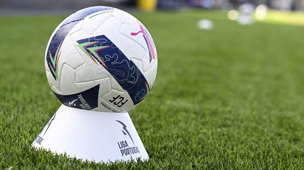 Novo nsistema de bolas suplentes durante o jogo da 1.ª jornada da Primeira Liga de futebol entre o Famalicão e o Santa Clara realizado no Estádio Municipal de Famalicão, 10 de agosto de 2025. FERNANDO VELUDO/LUSA