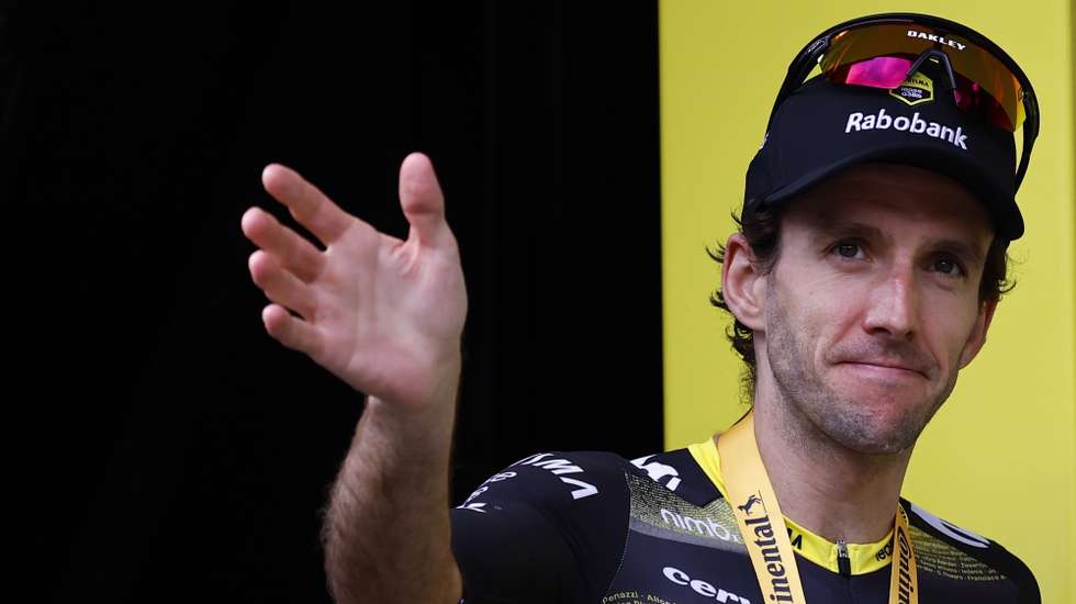 epa12237806 British rider Simon Yates of Team Visma-Lease a Bike celebrates on the podium his victory during the 10th stage of the Tour de France cycling race over 165.3km from Ennezat to Le Mont Dore Puy de Sancy, France, 14 July 2025.  EPA/MARTIN DIVISEK