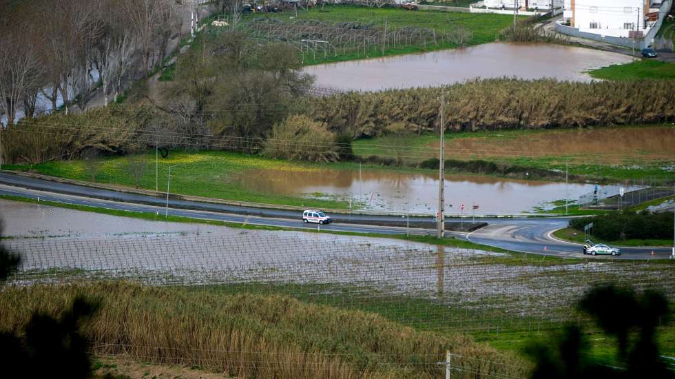 Área agrícola inundada devido ao aumento do caudal do rio Sizandro, depois da passagem da depressão Kristin, em Torres Vedras, 28 de janeiro de 2026. Portugal continental está a ser afetado pelos efeitos da passagem da depressão Kristin, com chuva, vento, neve e agitação marítima, tendo sido emitidos vários avisos pelo Instituto Português do Mar e da Atmosfera (IPMA). CARLOS BARROSO/LUSA
