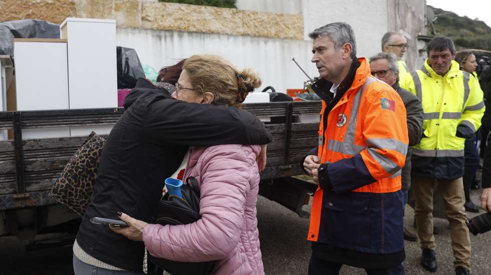 O secretário-geral do Partido Socialista (PS), José Luís Carneiro (C-D), durante uma visita à Azinhaga do Formozinho para ver os estragos provocados pelo mau tempo no Porto Brandão, em Almada, 13 de fevereiro de 2026. Dezasseis pessoas morreram em Portugal na sequência da passagem das depressões Kristin, Leonardo e Marta, que provocaram também muitas centenas de feridos e desalojados.ANTÓNIO PEDRO SANTOS/LUSA