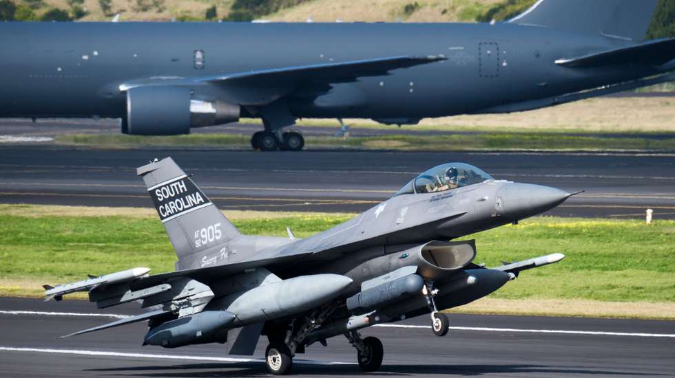 Vários aviões de abastecimento e caças da força aérea americana estacionados na Base Aérea das Lajes, nos Açores, 18 de fevereiro de 2026. ANTÓNIO ARAÚJO/LUSA