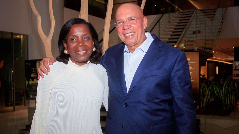 A ministra da Justiça, Francisca Van Dunem, acompanhada pelo ministro da Justiça e dos Direitos Humanos de Angola, Francisco Queiroz, afirmou hoje, em Luanda, ter dúvidas quanto à possibilidade de o estatuto de proteção ao denunciante, aprovado na terça-feira pelo Parlamento Europeu (PE), ser transposto por Portugal nesta legislatura, em Luanda, Angola, 18 de abril de 2019.  Falando à agência Lusa e à RTPÁfrica, para um balanço dos três dias da visita de trabalho que efetuou a Angola, Francisca Van Dunem argumentou que a diretiva aprovada pelo PE terá de passar pela Assembleia da República, órgão que, face à proximidade das eleições europeias (26 de maio) e legislativas (06 de outubro), "tem um tempo limitado de intervenção". AMPE ROGÉRIO / LUSA