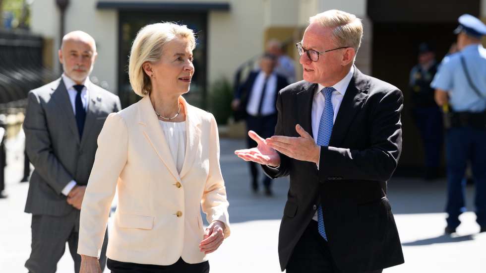 epa12847517 President of the European Commission Ursula von der Leyen (L) is greeted by New South Wales Legislative Council President Ben Franklin (R) as she arrives for a business lunch hosted by the European Australian Business Council at the New South Wales Parliament in Sydney, Australia, 25 March 2026. Von der Leyen is on an official visit to the country from 23 to 25 March.  EPA/DAN HIMBRECHTS AUSTRALIA AND NEW ZEALAND OUT