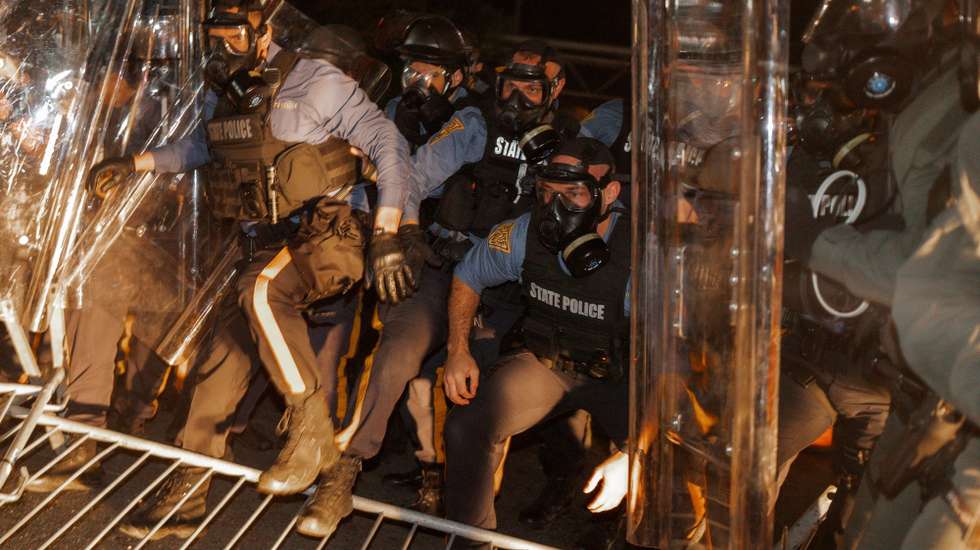 epaselect epa13006082 New Jersey State Police charge at the crowd during a protest and hunger strike at the Delaney Hall immigration detention facility, in Newark, New Jersey, USA, 30 May 2026. About 300 detainees at the Delaney Hall immigration facility began a hunger strike on 22 May to protest conditions at the center.  EPA/OLGA FEDOROVA