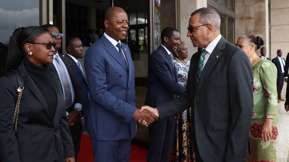 O Presidente de São Tomé e Príncipe, Carlos Vila Nova (D), cumprimenta o primeiro-ministro, Américo Ramos, durante a cerimónia oficial das celebrações do Dia da Independência de São Tomé e Príncipe, São Tomé, 12 de julho de 2026. O Presidente apelou hoje à paz e tolerância nacional, contra o medo, a intimidação e o ódio, no discurso do Dia da Independência, quando falta uma semana para as presidenciais. (ACOMPANHA TEXTO DE 12/07/2026). NUNO VEIGA/LUSA