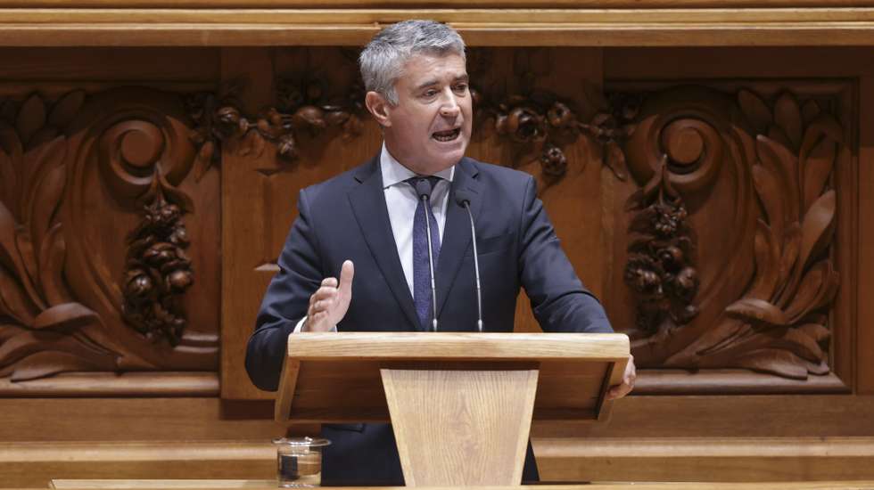 O deputado do Partido Socialista (PS), José Luís Carneiro, intervém durante a sessão plenária sobre a redução temporária da taxa de IVA sobre os combustíveis para a taxa intermédia e sobre a  abolição das portagens nas Pontes 25 de Abril e Vasco da Gama, garantindo a mobilidade, a coesão territorial e a justiça económica entre as duas margens do Tejo, na Assembleia da República, em Lisboa, 24 de setembro de 2026. ANTÓNIO PEDRO SANTOS/LUSA