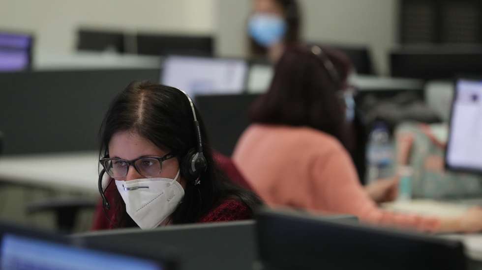 Técnicos de enfermagem e medicina atendem chamadas no Serviço de Triagem, Acompanhamento e Encaminhamento do SNS24 em Lisboa, 24 de abril de 2020. TIAGO PETINGA/LUSA