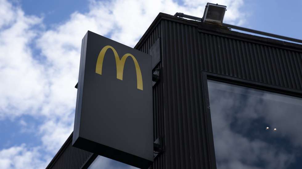 epa08419930 A general view of a McDonald's logo  in Tooting, Central London, Britain, 13 May 2020. McDonalds has reopened some branches for delivery only, after British Prime Minister Boris Johnson set out a plan to reopen Britain on 10 May. People who can't work from home are now actively encouraged to return to workplaces, but use of public transport is being discouraged.  EPA/WILL OLIVER