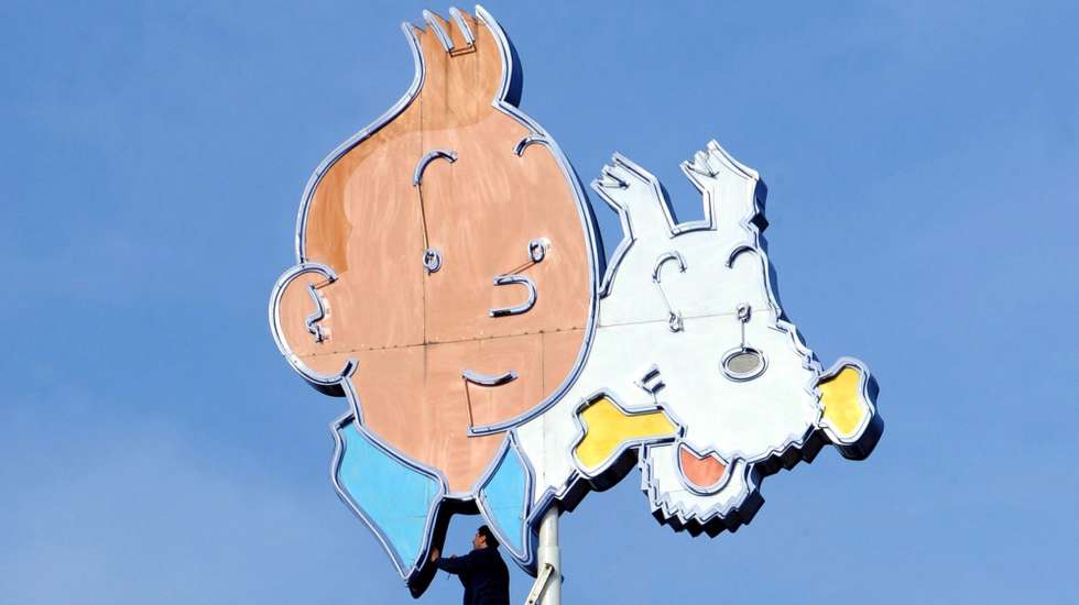epa02481393 A File picture dated 29 September 2010 shows a signboard showing Belgian cartoon characters Tintin and Snowy, creations of Belgian artist Herge, on the top of the Lombard Edition building, in Brussels city center, Belgium, 29 September 2009. Palle Huld, who became famous for travelling around the world aged just 15, and was the reported inspiration for Tintin, died on 26 November 2010 in Copenhagen, Denmark.  EPA/HERWIG VERGULT BELGIUM OUT . .