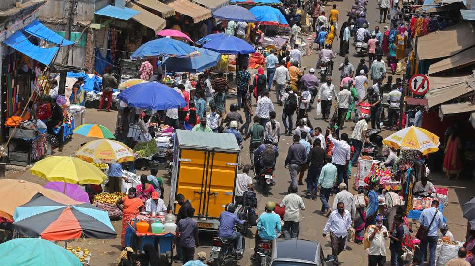 epa09081255 A general view shows the crowded street in the city market area in Bangalore, India, 18 March 2021. Karnataka state recorded 1,275 new infections, the highest single-day spike in 2021, while Bangalore recorded 786 cases. India has recorded its highest two-day spike this year with over 20,000 COVID-19 cases reported across the country.  EPA/JAGADEESH NV
