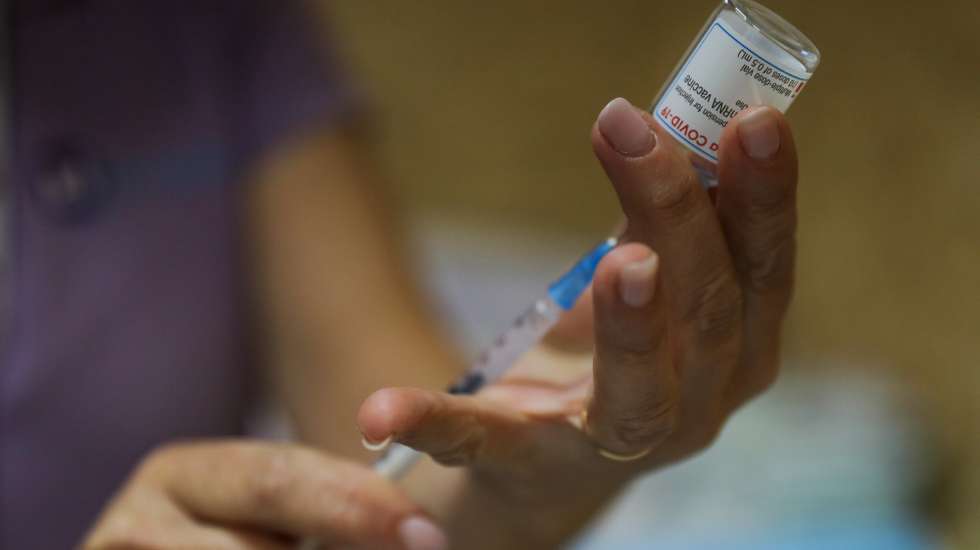 Uma enfermeira prepara uma dose da vacina da Moderna no Centro de Vacinação do Seixal, 7 de abril de 2021. MIGUEL A. LOPES/LUSA