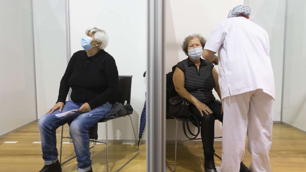 Uma idosa é vacinada no Centro de Vacinação Covid 19 CVC-Maia II na Maia, 21 de abril de 2021. JOSÉ COELHO/LUSA