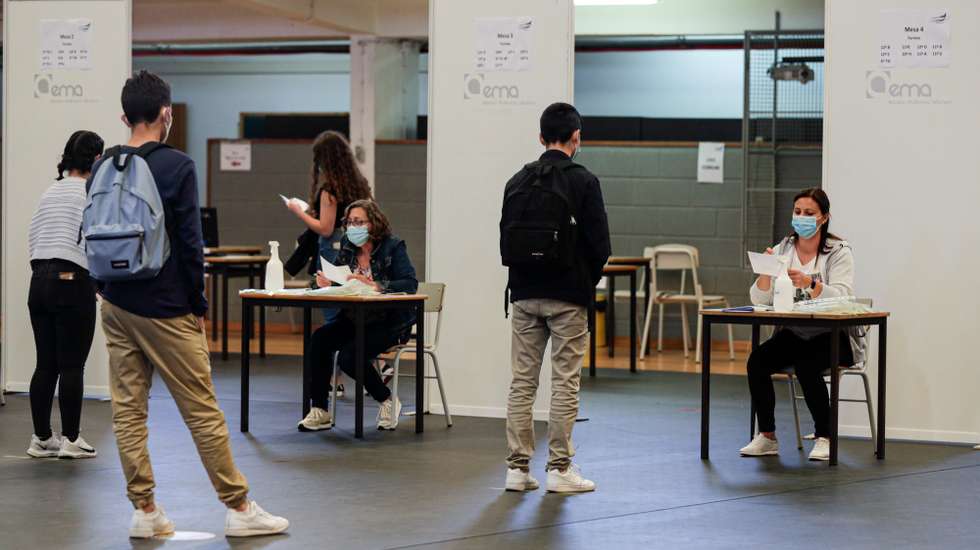 Alunos esperam para ser testados numa escola, no dia do regresso às aulas do ensino secundário, no âmbito das novas medidas de desconfinamento relacionadas com a pandemia da covid-19, em Albufeira, 19 de abril de 2021. Portugal inicia hoje a terceira fase do desconfinamento com a reabertura de mais escolas, lojas, restaurantes e cafés, um levantamento de restrições que não é acompanhado nos 10 concelhos onde a incidência da covid-19 é maior. LUÍS FORRA/LUSA