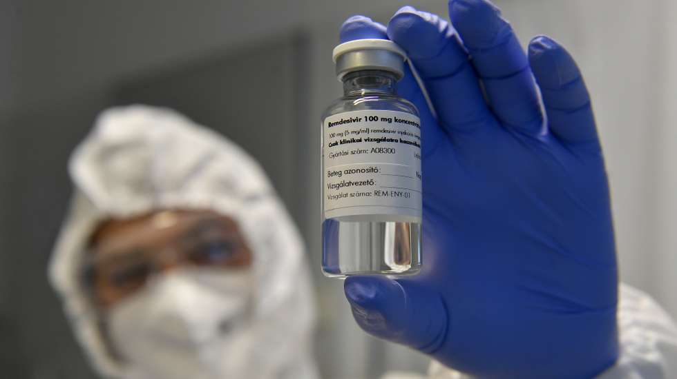 O Remdesivir é indicado para o tratamento de doentes adultos e adolescentes com pneumonia que necessitem de oxigénio suplementar e foi autorizado na União Europeia para a Covid-19