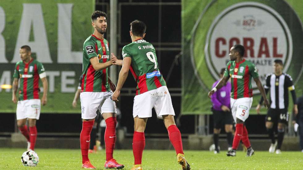 O jogador do Marítimo, Rodrigo Pinho (C), festeja o golo marcado frente ao Nacional durante o jogo da Primeira Liga de Futebol realizado no Estádio da Madeira, no Funchal, 12 de março de 2021. HOMEM DE GOUVEIA/LUSA