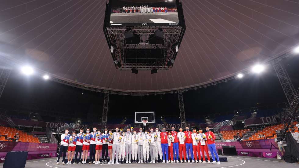 Os primeiros medalhados de sempre do basquetebol 3x3 nos Jogos: ouro para Letónia e EUA, prata para Rússia, bronze para Sérvia e China