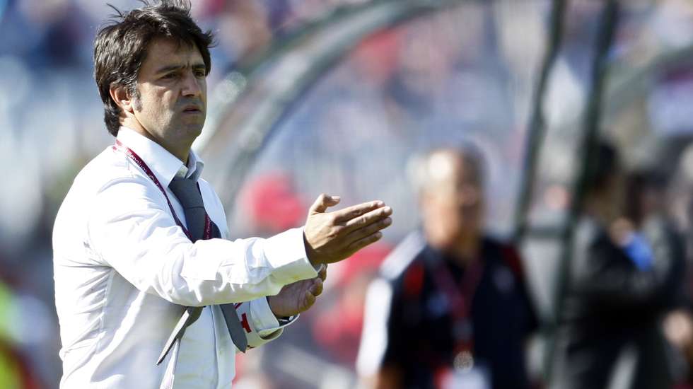 Chaves coach Tulipa gives instructions to his players during the Portuguese soccer cup final match against FC Porto held at Jamor Stadium near Lisbon, Portugal, 16 May 2010. MARIO CRUZ/LUSA