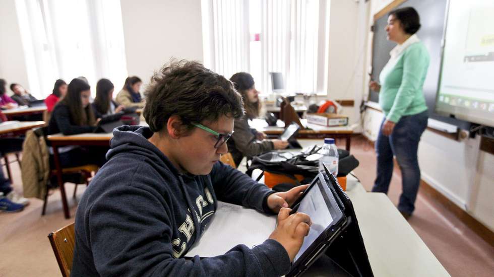 O deputado social-democrata justifica a substituição de manuais em papel por digitais como "sinal de modernização" do sistema educativo