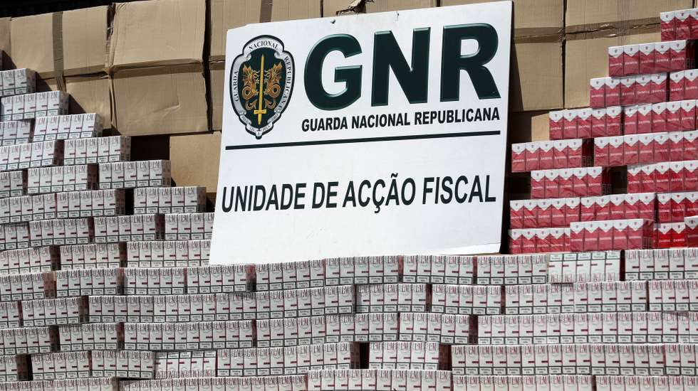 Quase dois milhões de cigarros de contrabando apreendidos pela Unidade de Ação Fiscal da GNR em Montalegre (Vila Real), numa operação que envolveu buscas a um local de apoio a uma organização criminosa, nas instalações do Destacamento de Ação Fiscal de Coimbra, 20 de maio de 2019. PAULO NOVAIS/LUSA
