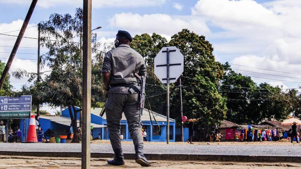 Posto de controlo policial Silva Macua, na Estrada Nacional Número 380, à entrada dos distritos de Quissanga e Macomia, Cabo Delgado, Moçambique, 21 de agosto de 2021. As vilas e aldeias devastadas por rebeldes nos distritos de Quissanga e Macomia têm as marcas do terror estampadas em cada esquina e, entre ruínas, ensaia-se a reconstrução, mas o trauma é grande e paira ainda o medo entre as comunidades (ACOMPANHA TEXTO DO DIA 23 DE AGOSTO DE 2021). LUÍSA NHANTUMBO/LUSA