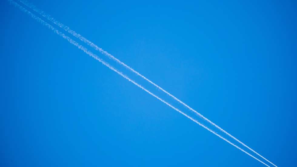 epaselect epa09789324 A plane leaves vapor trails in the blue sky as it flies over Frankfurt, Germany, 27 February 2022 (illustration with unidentified plane). Germany, along with other European states, imposed an airspace ban for Russian aircrafts with effect from 27 February 2022 as part of immediate sanctions against Russia following the invasion of Ukraine on 24 February.  EPA/CONSTANTN ZINN