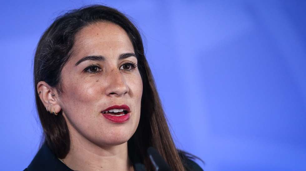 A ministra da Habitação, Marina Gonçalves, intervém na conferência de imprensa para apresentar as medidas SIMPLEX do pacote de licenciamentos, em Lisboa, 28 de abril de 2023. RODRIGO ANTUNES/LUSA
