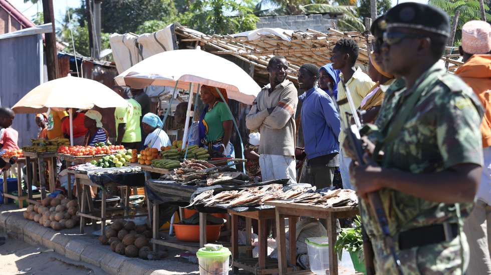 Militares vigiam feira no centro de Mocímboa da Praia, Cabo Delgado, norte de Moçambique, 26 de junho de 2023. Há residentes de etnia maconde que já rumaram a Mueda, no planalto de Cabo Delgado, “para plantar milho”, mas o que os muânis como Assumane sabem fazer é plantar arroz nos campos de Auasse, ali perto de Mocímboa de Praia. (acompanha texto de 26 de junho de 2023). LUÍS FONSECA/LUSA