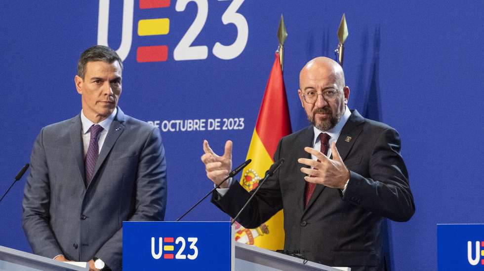 epa10903881 Spanish Acting Prime Minister Pedro Sanchez (L) and President of the EU Council Charles Michel (R) deliver statements at a joint press conference following the informal meeting of heads of state and government of the EU-27 held in Granada, Spain, 06 October 2023.  EPA/MIGUEL ANGEL MOLINA