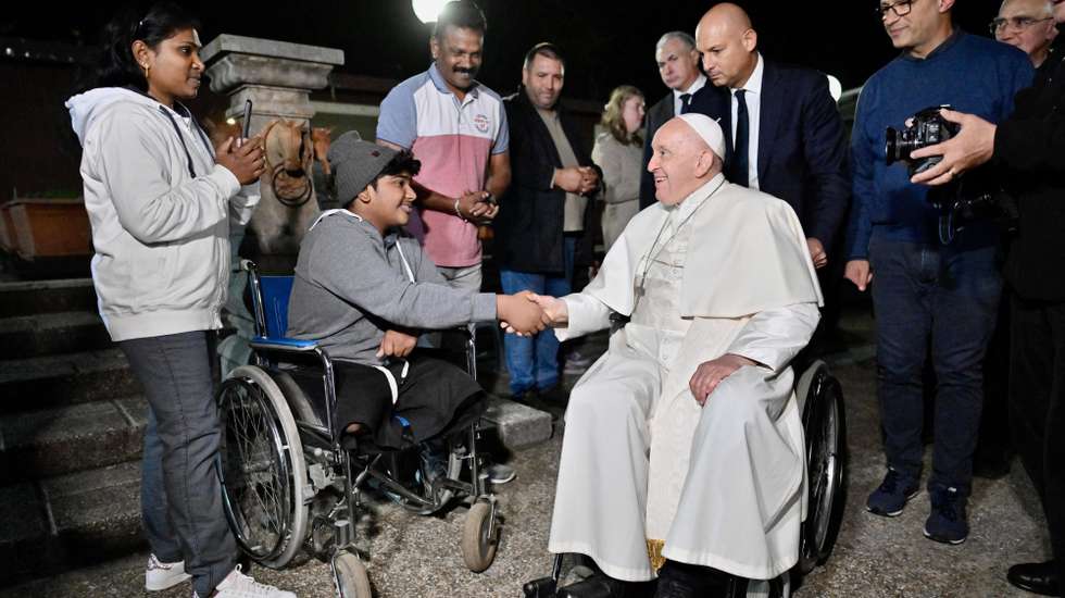 epaselect epa10978992 Pope Francis greets some families hosted by the community of St. Mary Mother of Hospitality Parish at the end of a meeting with a group of parish priests from East Rome, in Rome, Italy, 16 November 2023.  EPA/ALESSANDRO DI MEO