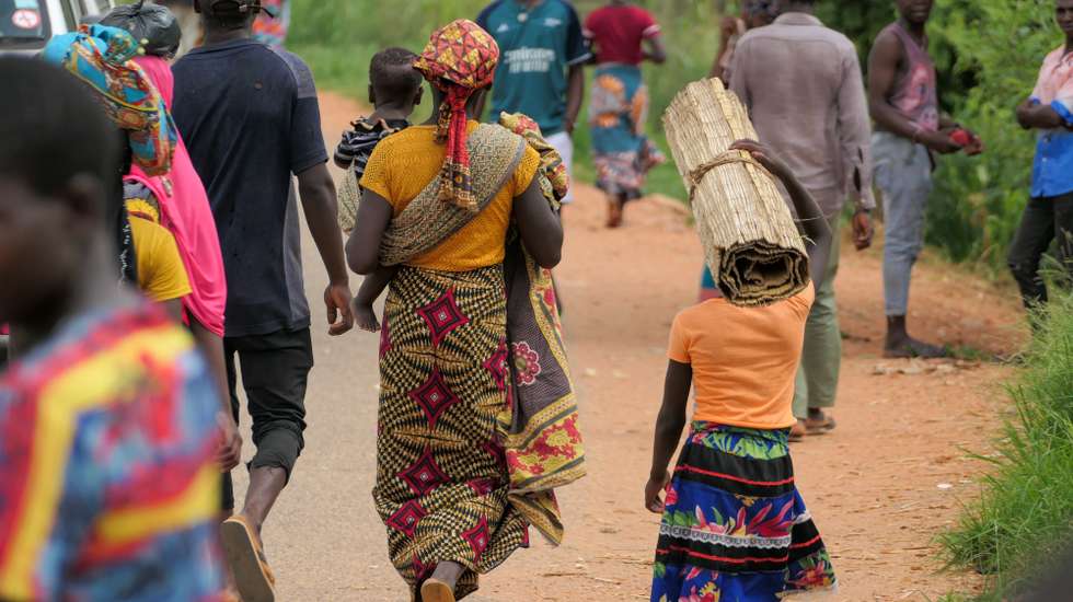 Mmala, aldeia moçambicana em Cabo Delgado, tinha mais de 11 mil pessoas, mas dois ataques dos terroristas levaram a população a fugir nos últimos dias com crianças ao colo, carregando à cabeça o pouco que escapou à destruição. Face a isto, a solução tem sido fugir à pressa, nomeadamente para a vila de Chiùre, hoje o último reduto de alguma segurança nas proximidades. Ainda assim, uma viagem de três dias a pé, por campos agrícolas e estradas, num movimento de milhares de pessoas em simultâneo,  Cabo Delgado, Moçambique, 24 de fevereiro de 2024. (ACOMPANHA TEXTO DE 25/02/2024) PAULO JULIÃO/LUSA