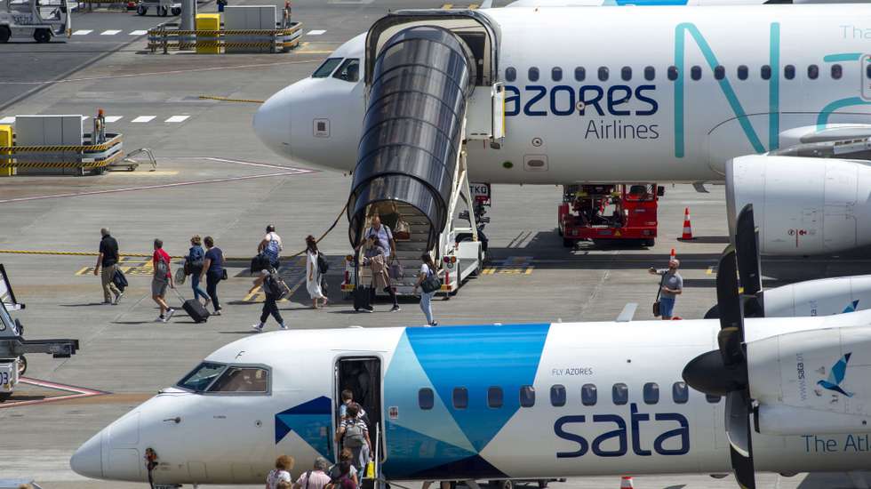 Aviões da Azores Airlines, no Aeroporto João Paulo II em Ponta Delgada, Açores, 11 de outubro de 2023. A privatização dos consórcios interessados na empresa da SATA apresentaram novas ofertas de 7,026 euros e 6,60 euros por ação. Decisão final será tomada até ao início de Outubro. EDUARDO COSTA/LUSA