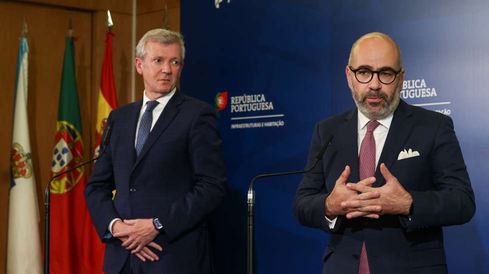 O ministro das Infraestruturas e Habitação, Miguel Pinto Luz (D), e o presidente da Xunta de Galicia, Alfonso Rueda, durante a conferência de imprensa após a reunião no Ministério das Infraestruturas e Habitação, em Lisboa, 23 de maio de 2024.   MANUEL DE ALMEIDA/LUSA