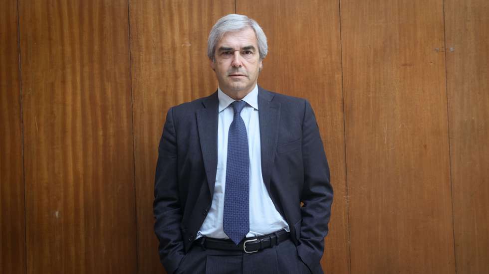 O ministro da Defesa Nacional, Nuno Melo, posa para a fotografia durante uma entrevista à agência Lusa na sede do Ministério da Defesa, em Lisboa, 31 de julho de 2024. O ministro Nuno Melo afirmou que as associações socioprofissionais militares e as chefias dos ramos vão voltar a ser ouvidos pelo Ministério da Defesa para se pronunciarem sobre a regulamentação das medidas recentemente anunciadas para as Forças Armadas. (ACOMPANHA TEXTO DA LUSA DO DIA 04 DE AGOSTO DE 2024). ANTÓNIO PEDRO SANTOS/LUSA