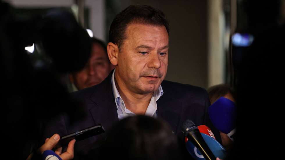 O primeiro-ministro, Luís Montenegro, avisou hoje durante uma conferência que o país vai viver “horas difíceis” nos próximos dias devido aos incêndios e apelou a que todos cumpram as instruções das forças de segurança e dos bombeiros, na sede da Autoridade Nacional de Emergência e Proteção Civil (ANEPC), Oeiras, 16 de setembro de 2024. O Governo vai prolongar a declaração de situação de alerta até ao final do dia de quinta-feira, face às previsões meteorológicas, adiantou hoje o comandante nacional da Autoridade Nacional de Emergência e Proteção Civil. TIAGO PETINGA/LUSA