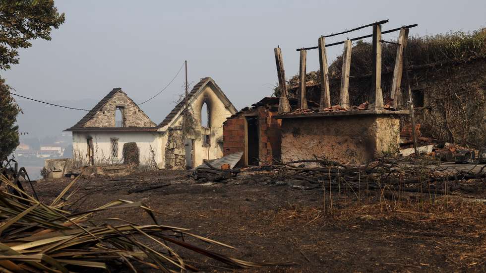 Casa destruída pelo fogo em Mosteiro, Ossela, Oliveira de Azeméis, 19 de setembro de 2024. Após quatro dias a arder, Oliveira de Azeméis cobre-se hoje de névoa de cinza e ainda cheira a fumo, mas há famílias que, em segurança devido à chantagem emocional dos netos, já limpam casas que dizem salvas “por Deus”. (ACOMPANHA TEXTO). PAULO NOVAIS/LUSA