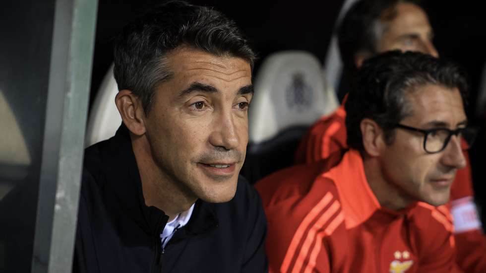 epa11621362 Benfica&#039;s head coach Bruno Laje reacts during the Portuguese First League soccer match Boavista vs Benfica held at Bessa stadium, Porto, Portugal, 23 September 2024.  EPA/JOSE COELHO