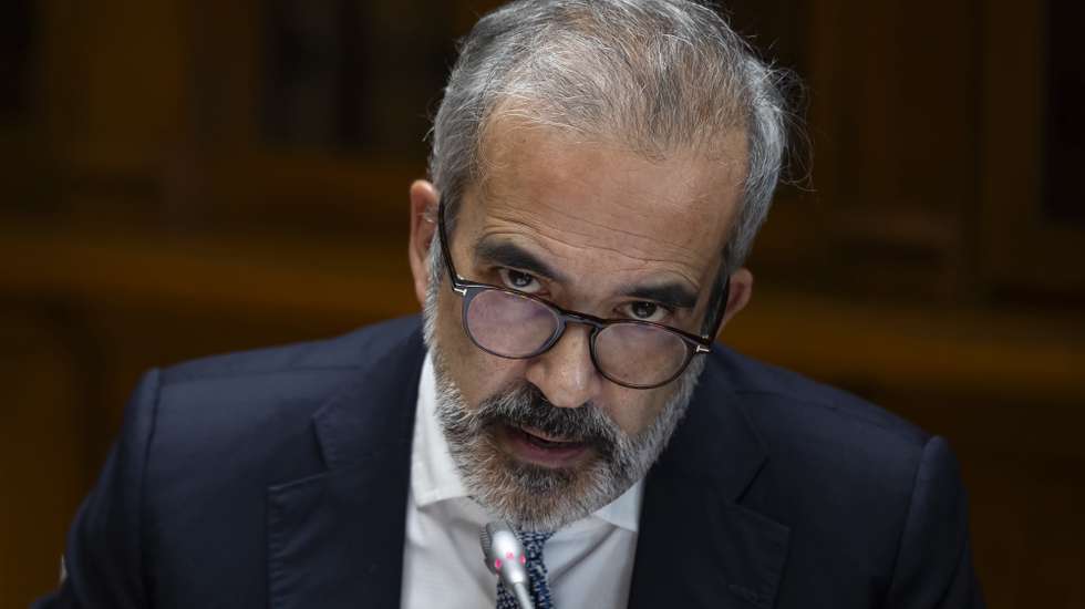 O ministro de Estado e dos Negócios Estrangeiros, Paulo Rangel, intervém na sua audição perante a Comissão de Assuntos Europeus, para prestar esclarecimentos na sequência do parecer negativo do Comité de Avaliação do TJUE relativamente à nomeação pelo governo para o cargo de juiz do Tribunal de Justiça da União Europeia (TJUE), de Gonçalo Almeida Ribeiro, na Assembleia da República, em Lisboa, 30 de outubro de 2024. JOSÉ SENA GOULÃO/LUSA