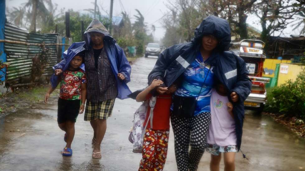 epa11719792 Filipino villagers evacuate in the coastal municipality of Santa Ana, Cagayan province, Philippines, 14 November 2024. After the onslaught of Typhoons Toraji, Trami, Yinxing and Kong-rey, the Philippines now brace for the landfall of Typhoon Usagi, the fifth major storm to hit the country in three weeks. Government officials warned residents of possible landslides due to ground saturation from successive typhoons impacting the Luzon island.  EPA/FRANCIS R. MALASIG