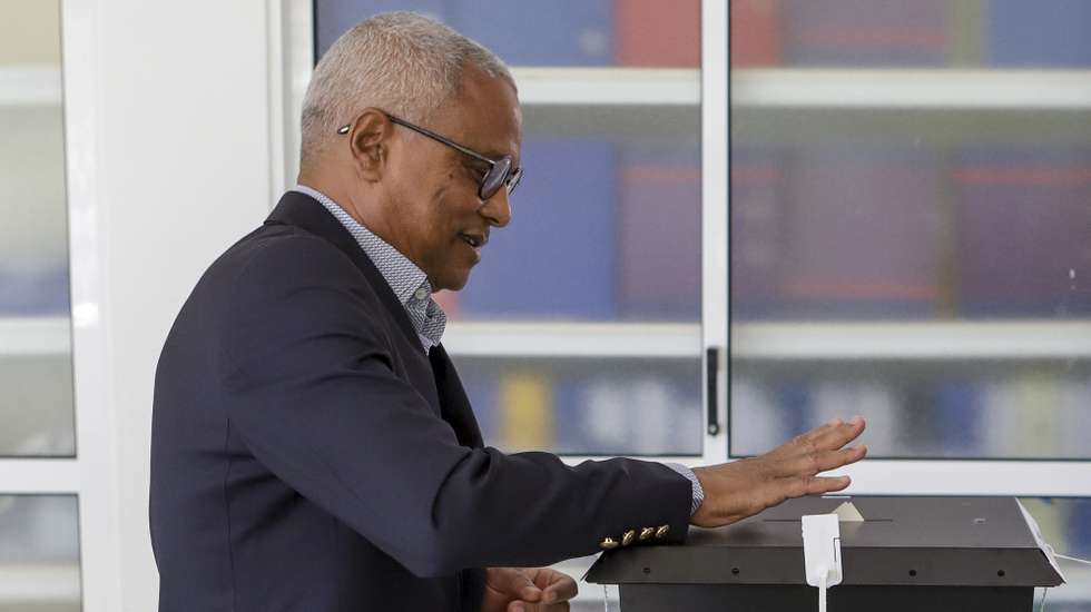 O Presidente da República de Cabo Verde, José Maria Neves (E) exerce o seu direito de voto para as eleições autárquicas de Cabo Verde, Cidade da Praia, 1 de dezembro de 2024. As mesas de voto começaram a abrir em Cabo Verde para as nonas eleições autárquicas do arquipélago, das 08:00 às 18:00 (das 09:00 às 19:00 em Lisboa), estando inscritos 352 mil eleitores nos 22 municípios das 10 ilhas. ELTON MONTEIRO/LUSA