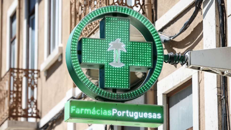 Símbolo das Farmácias Portuguesas, em Lisboa, 12 de agosto de 2024. Farmácia. Saúde. LOGÓTIPO. ANTÓNIO PEDRO SANTOS/LUSA