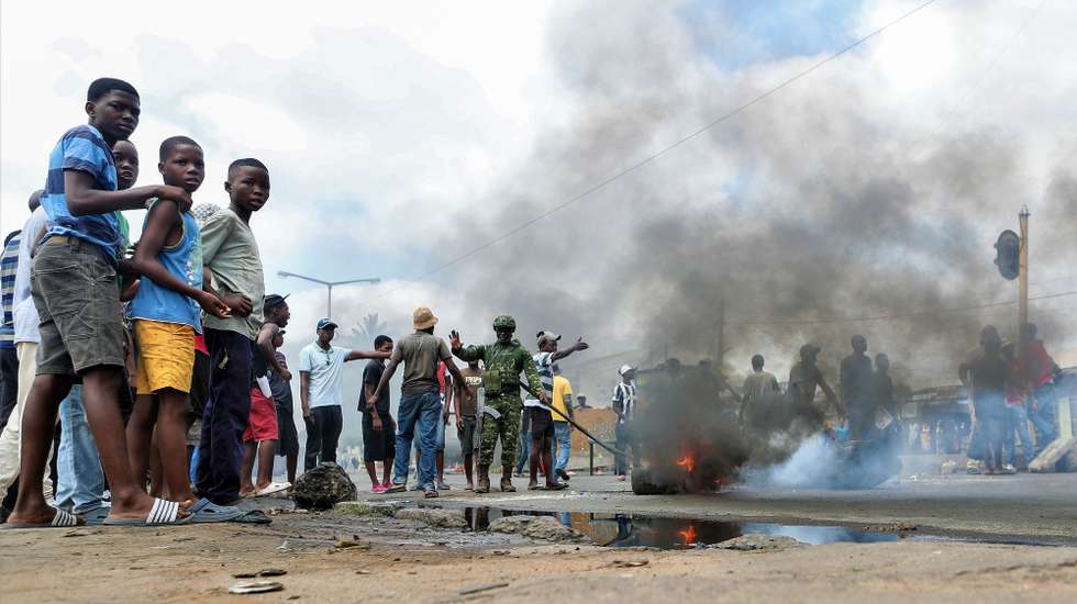 epa11760518 Smoke rises as demonstrators burn tires during a post-election protest, in a street of Maputo, Mozambique, 06 December 2024. In recent weeks, supporters of former presidential candidate Venancio Mondlane, who is currently in exile, have taken to the streets of the Mozambican capital to challenge the results of the disputed general election held in October 2024.  EPA/LUISA NHANTUMBO