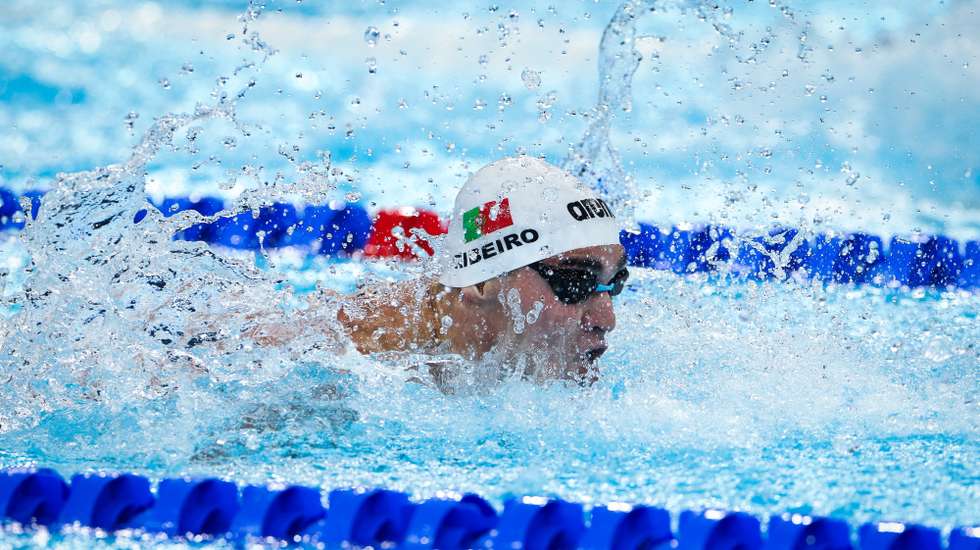 O nadador português Diogo Ribeiro, durante a eliminatória da prova dos 100 metros mariposa livres, nos Jogos Olímpicos de Paris, em Paris, França, 02 de agosto de 2024. JOSÉ SENA GOULÃO/LUSA