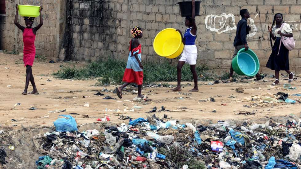 Quotidiano no Bairro Paraíso, conhecido pelos níveis elevados de pobreza e criminalidade, a doença e a morte vieram afligir ainda mais os moradores, em Luanda, 09 de janeiro de 2025. Pelo menos cinco pessoas foram oficialmente proclamadas vítimas de cólera, doença ligada à contaminação fecal associada à falta de saneamento e tratamento de água e má higiene, e os habitantes estão preocupados pedindo a intervenção das autoridades angolanas. (ACOMPANHA TEXTO DA LUSA DO DIA 12 DE JANEIRO DE 2025). AMPE ROGÉRIO/LUSA