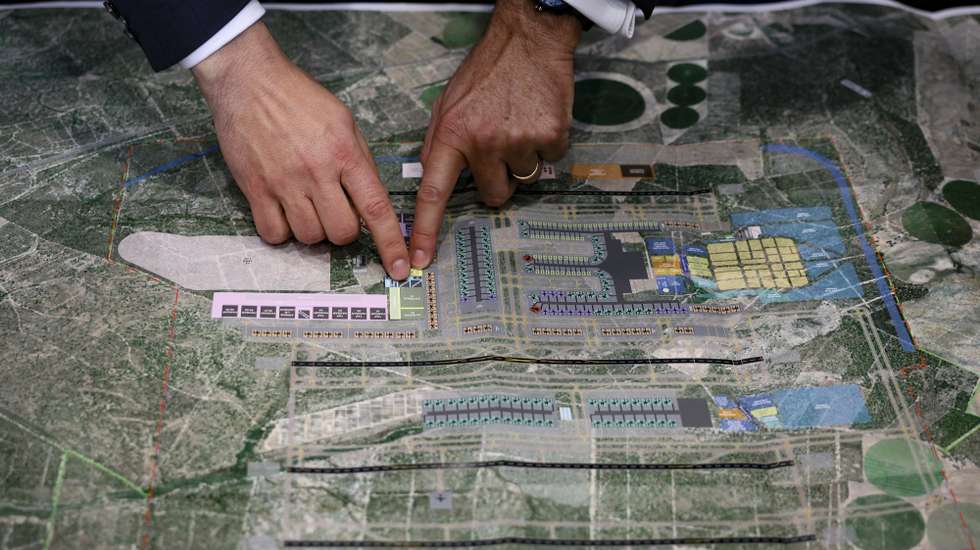 Plano do novo Aeroporto Luis de Camões durante a entrega do Relatório Inicial (High Level Assumption Report) da concessionária ANA sobre o desenvolvimento da capacidade aeroportuária de Lisboa,  para iniciar formalmente negociações sobre a extensão do contrato de concessão e viabilizar a construção do novo Aeroporto Luís de Camões, em Alcochete, 17 de dezembro de 2024.  ANDRÉ KOSTERS/LUSA