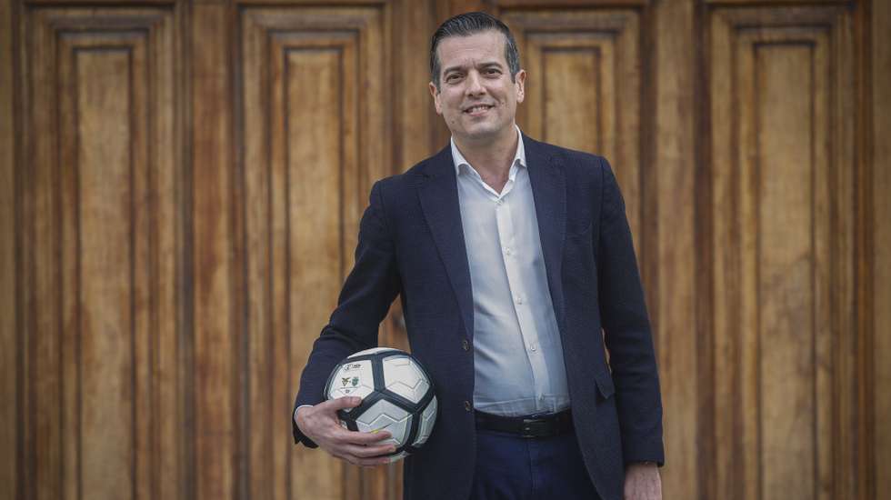 O candidato à presidência da Federação Portuguesa de Futebol (FPF), Nuno Lobo, posa para a fotografia durante uma entrevista na sede da Associação de Futebol de Lisboa (AFL), em Lisboa, 12 de fevereiro de 2025. As eleições realizam-se na sexta-feira, 14 de fevereiro. (ACOMPANHA TEXTO DE 13-02-2025) ANTÓNIO PEDRO SANTOS/LUSA